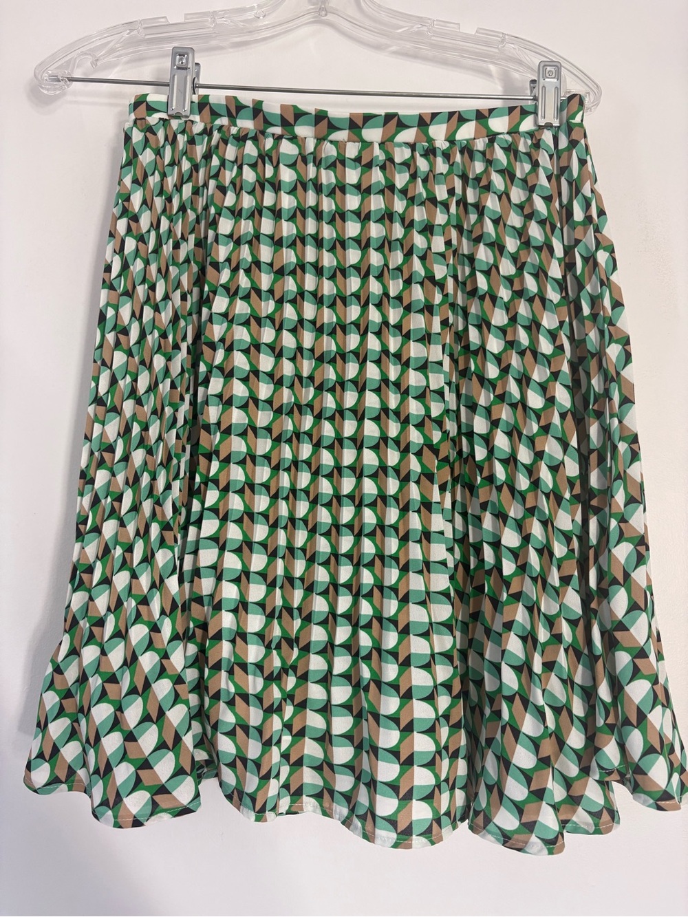 On 34th Geometric Print Pleated  skirt in Green and Cream retro inspired size 8